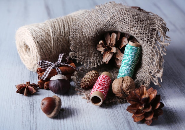 Materiale și fire naturale pentru broderie